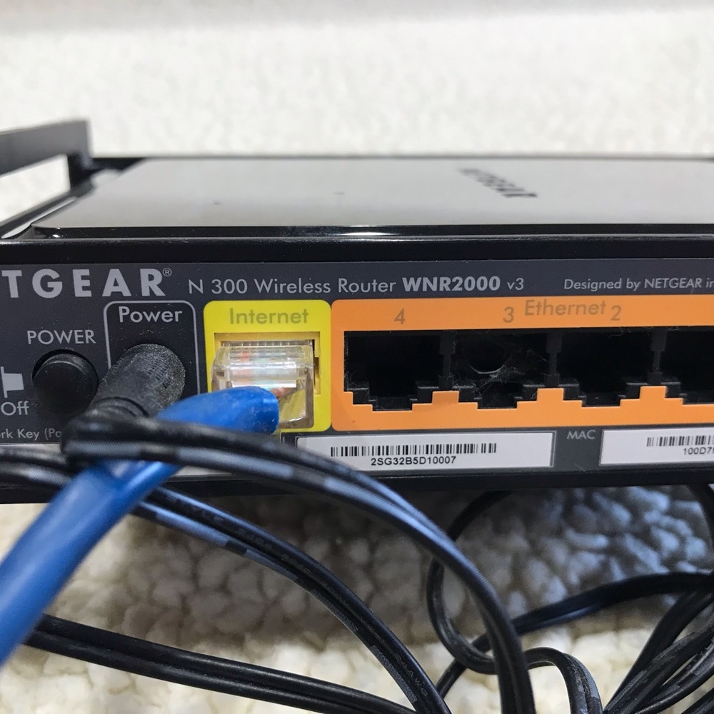 NETGEAR N300 Wireless N Router
WNR2000
blue internet cable & AC-DC Adapter cord - Picture 14 of 16